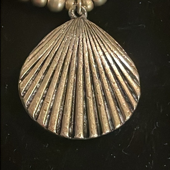 Vintage 8” gold tone stackable stretch bracelet w/solid metal shell charm - Picture 6 of 11